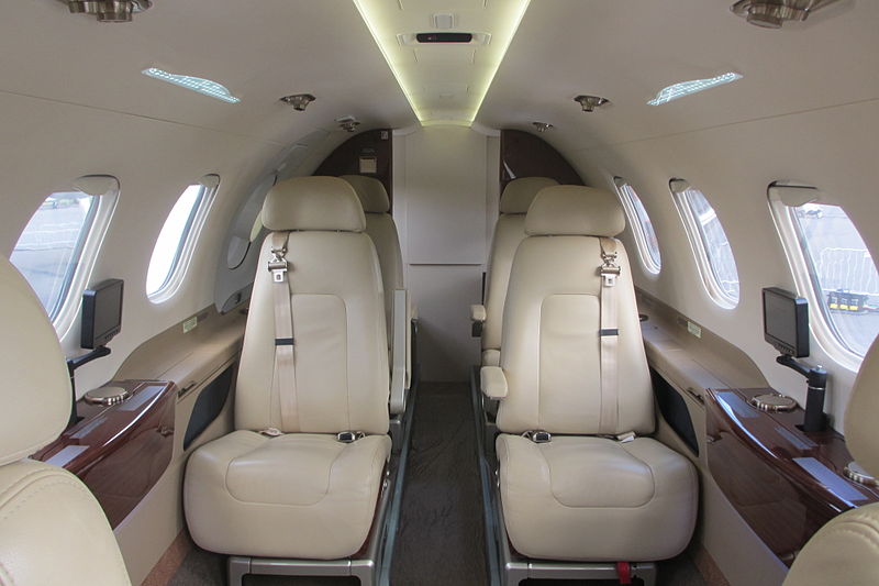 800px-Embraer_Phenom_300_interior Vejas os jatos financiados pelo BNDES por empresários maranhenses