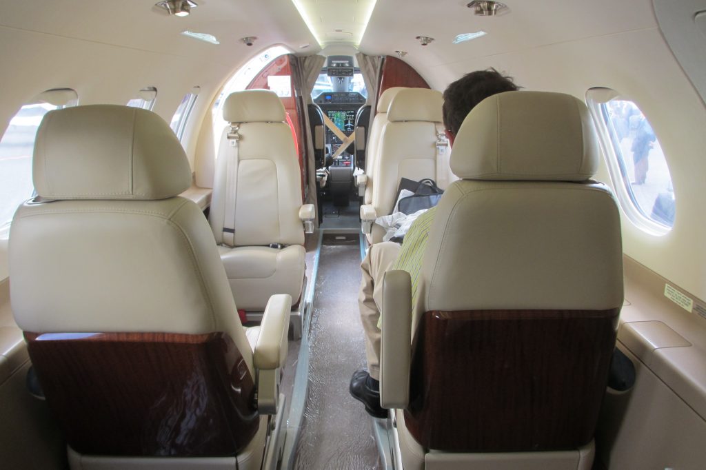 Embraer_Phenom_300_cabin_with_passenger_forward_view-1024x682 Vejas os jatos financiados pelo BNDES por empresários maranhenses