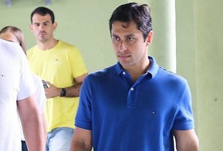 Duarte Júnior, ao fundo seu assessor Thiago Rios